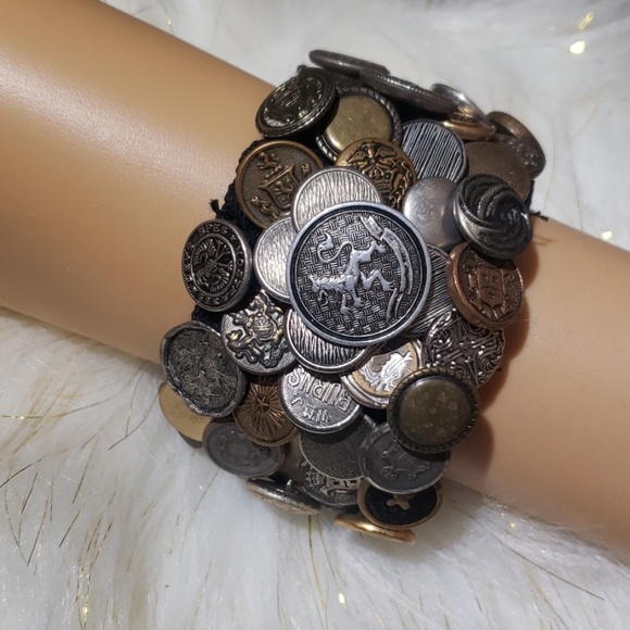 Handcrafted button bracelet - Picture 3 of 5